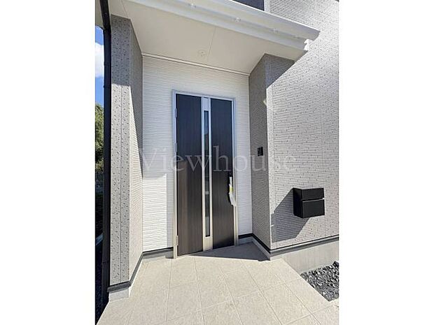 【2号棟】ポストが玄関すぐ横！屋根付きで雨の日もノンストレス♪♪動線スムーズで快適生活◎