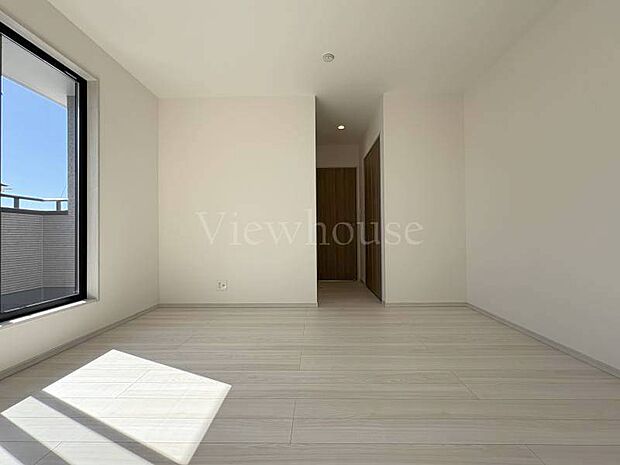 【2号棟】日当たりの良い２階洋室は明るい空間でのびのび過ごせます♪