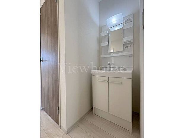 【2号棟】2階の部屋からすぐの洗面台で、パッと顔を洗ってシャキッとスタート！気持ちいい朝が毎日叶いそうです♪