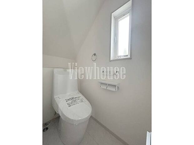 清潔感のある白を基調とした、温水洗浄便座付きトイレです。小窓付きで自然光が入り、明るく衛生的な空間。ペーパーホルダーも設置済みで、快適にご使用いただけます。