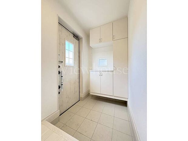 【A号棟】飾り棚にもなる大容量の靴箱。お洒落に飾れる玄関スペース！