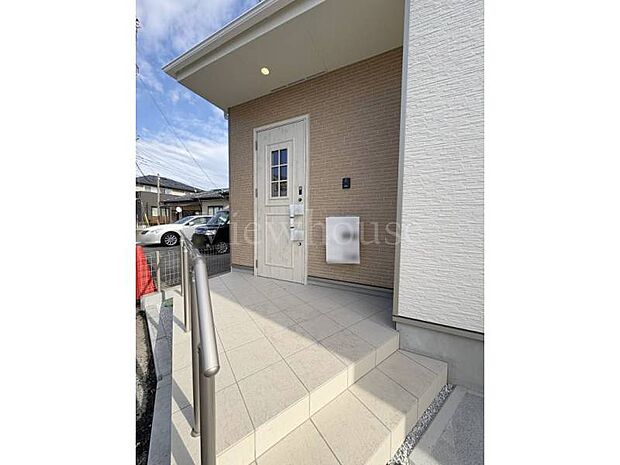 【A号棟】落ち着いた配色が魅力の玄関。扉すぐ横のポストで郵便物の受け取りもスムーズ♪