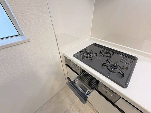 【A号棟】換気も採光も◎　コンロ横の小窓から、季節の風と空を招き入れる素敵な空間♪