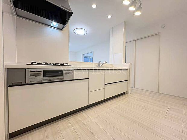 【A号棟】対面式キッチンなので、リビング全体を見渡せ、お料理中も家族との会話がはずみます。