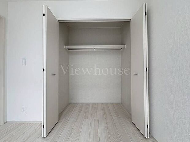 【A号棟】お部屋の広さを快適に保てる「全居室収納」♪スッキリ整理整頓できますね