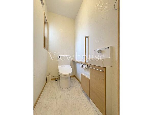手洗い器が独立して設置されているため、使用後すぐに手を洗えて衛生的なトイレ空間です！お掃除がしやすいシンプルな形状のデザインで、毎日のデリケートなお手入れも短時間で完了します♪