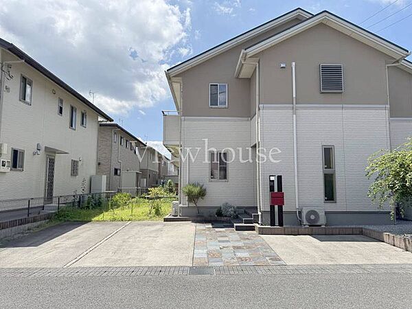 並列駐車3台可☆前面道路はスムーズにすれ違えるほど道幅が広く、綺麗に舗装されたています♪見通しが良いため小さなお子様のいるご家庭も安心で、毎日の車の出し入れや駐車もストレスなく行えます♪