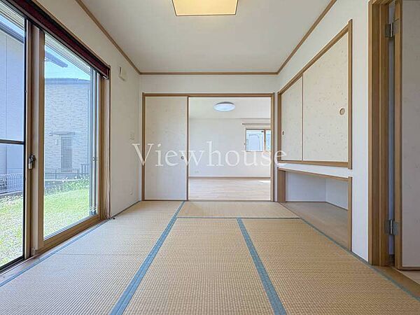 南側の大きな窓からぽかぽかと暖かい光が差し込む心地よい和室空間です！お庭に面しているため、ゴロゴロと寝転がって寛ぎながら四季折々の緑や外の景色をのんびり楽しめます♪