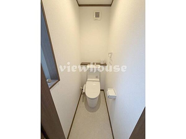 小窓が付いており自然換気がスムーズに行える2階のトイレ空間です！白を基調とした清潔感のある内装で、忙しい朝の時間帯でも家族で順番待ちをすることなく快適に使えます！