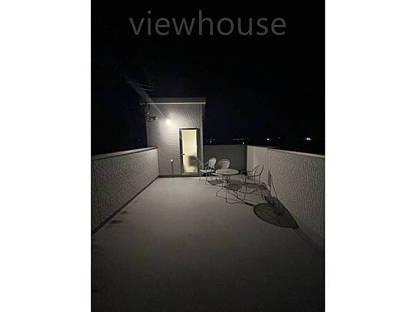 夜には心地よい夜風を感じながら家族でゆったりとくつろげる広さのルーフバルコニーです！天体観測をしたり、週末に椅子を置いてリラックスタイムを過ごすのにも適しています！
