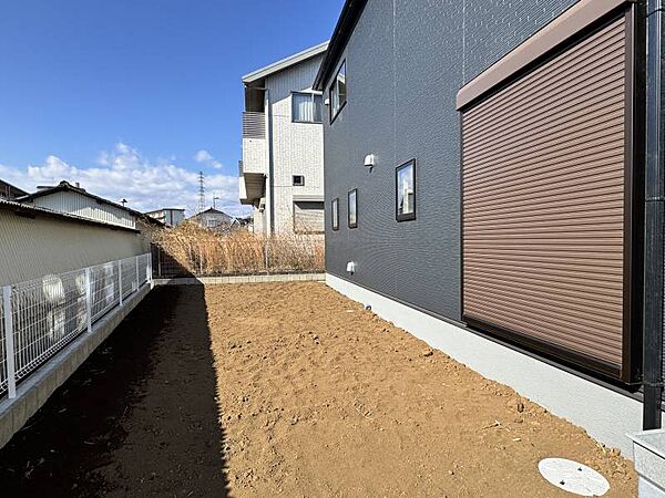 目前の蔵の屋根が高くないので、お庭は陽当たり良好♪防犯対策にもなる手動シャッターも完備です♪