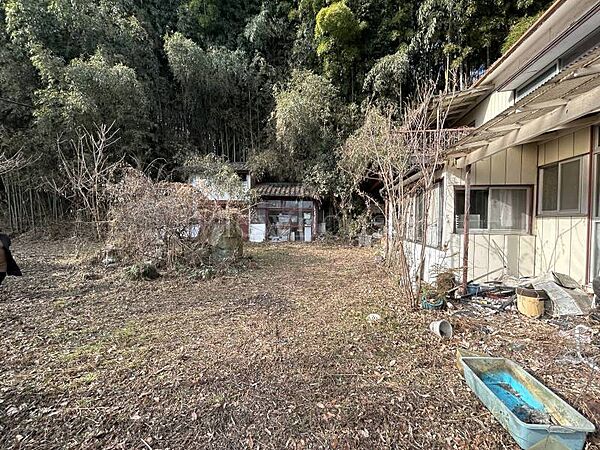 背後に山の緑が広がるロケーションがプライベート感を高めます。日当たりも開放感も◎