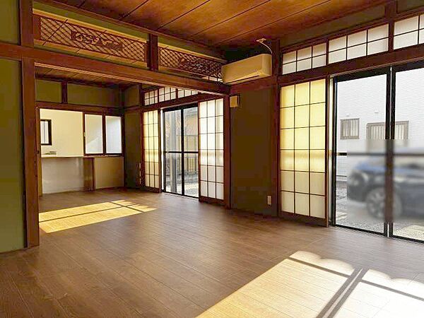 掃き出し窓からたっぷり陽光が入る気持ちの良いLD14帖☆