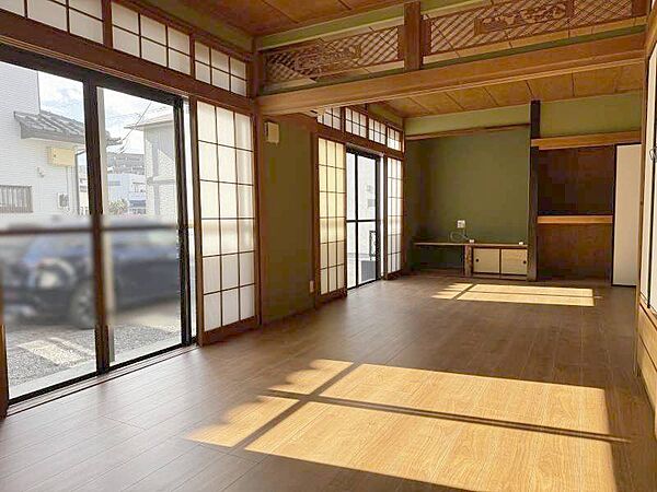 ワイドな14帖のLDは、テレビもプロジェクターも楽しめる広々空間♪