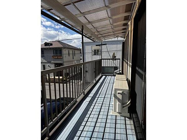 屋根付きのワイドなベランダは、衣類も布団も同時の干せますね♪