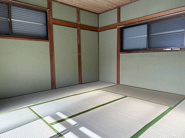 2階和室8帖☆3面採光です♪