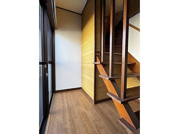 玄関から見えない位置なので、ペットトイレを置いたり、普段使いの上着掛けを設置しても♪