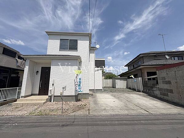 前面道路は広々としており、お車の離合もスムーズに行える開放的な立地です！見通しが良いので、お子様との歩行時や毎日の通勤・お出かけの際も、安心して運転いただけますね。