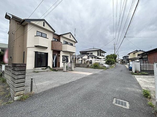 敷地内には、並列での駐車や大きめのお車も無理なく止められる広々としたカースペースを確保。見通しの良い前面道路に面しているため、運転が苦手な方でも毎日の出し入れや駐車がスムーズで安心です。