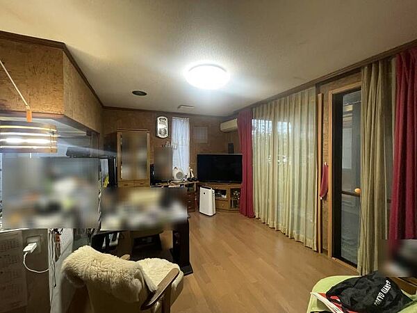 別角度から見たリビングは、奥行きがあり開放感に満ちた空間です！テレビやソファの配置換えもしやすく、好みのインテリアを配置して心地よい空間作りが楽しめます♪家族の笑顔が自然と集まる居心地の良さです！