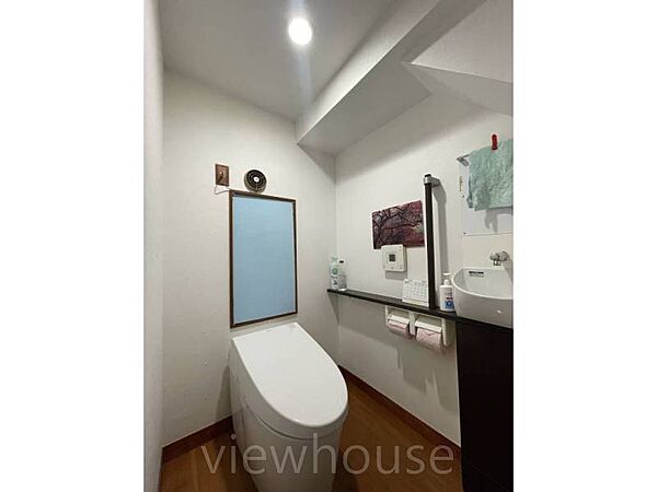 清潔感あふれる明るい空間で、ホッと一息つけるトイレです！手洗い場が独立して設置されているため、使用後のお手入れがスムーズで衛生面も安心です♪毎日使う場所だからこそ、快適さにこだわった造りです！