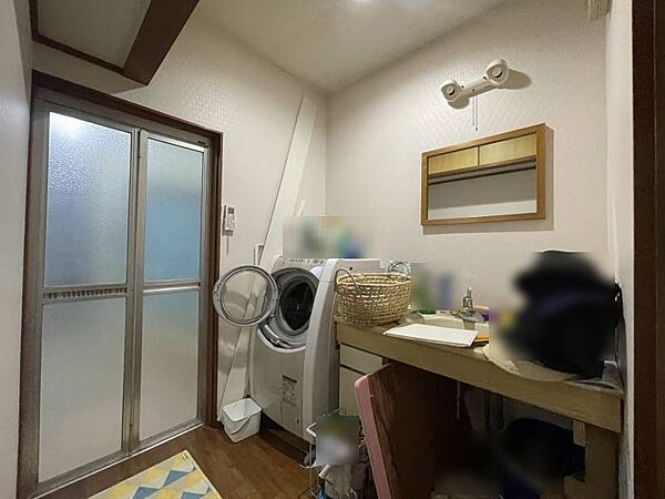 脱衣スペースもしっかり確保された使い勝手の良い洗面所です！洗濯機を置いてもスムーズに動ける広さがあり、毎日の身支度や洗濯物の整理が効率よく行えます♪