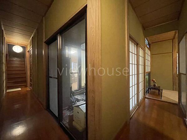 大きな窓から外の開放的な景色を楽しめる、明るく爽やかな縁側です！日差しを浴びながら読書をしたり、お茶を飲んで寛いだりと多様な過ごし方ができます♪木の温もりを五感で堪能できる心地よい空間です！