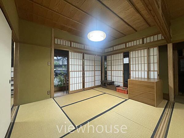二面採光で明るい光がたっぷりと差し込む、広々とした心地よい和室です！襖を開放することで隣の部屋と一体化させて大空間として使うこともでき、親戚が集まるイベントや来客時の対応にも大活躍します♪