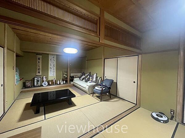 大型家具や楽器もゆとりをもって設置できる、頼もしい広さの和室です！畳の適度な吸音効果もあり、子供の音楽レッスンや個人の趣味に打ち込む部屋としても集中しやすい環境が整っています♪