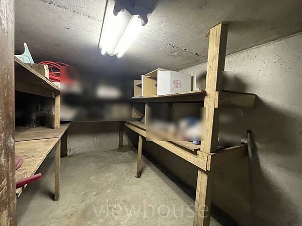 別アングルから見ても奥行きの深さがよく分かる、頼もしい収納庫です！趣味の道具を詰め込む秘密基地のような使い方も楽しめます♪