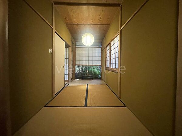 い草の香りが心地よく漂う、広々とした美しい純和風の畳空間です！旅館を訪れたような和の趣を存分に堪能できる内観です！