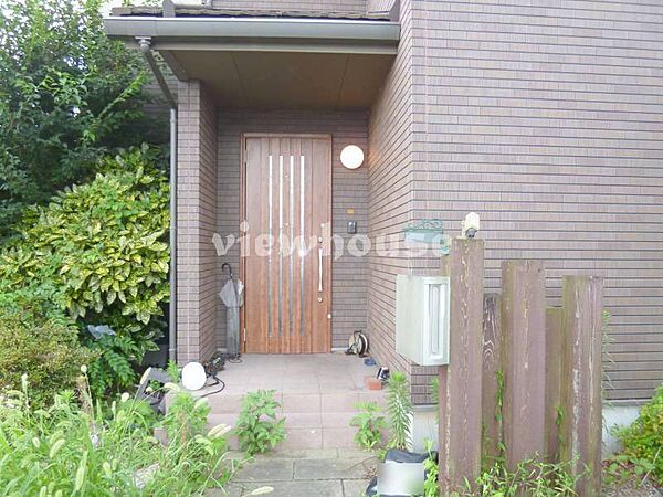 落ち着いた佇まいの玄関アプローチ。お好みの照明やドアのカスタマイズで、住まいの顔としてより魅力的に演出することも可能です。