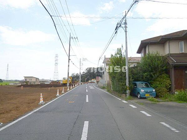 周辺に高い建物が少なく、空が大きく広がる静かな住環境。舗装された平坦な道路に面しており、毎日の徒歩や自転車での移動も快適なエリアです。