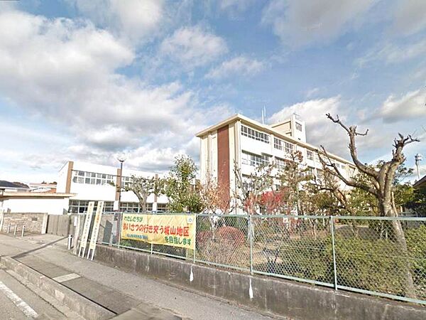 宇都宮市立城山中学校 692m