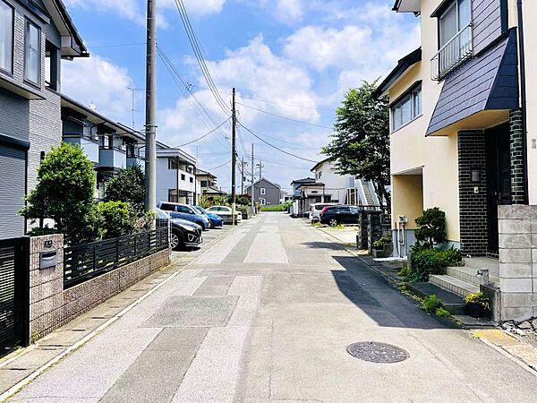 【北側道路４ｍ】すっきりと整備された平坦な前面道路