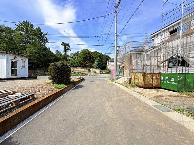 【４号棟】現地写真♪ 日当たり良好！４号棟の現地外観です。