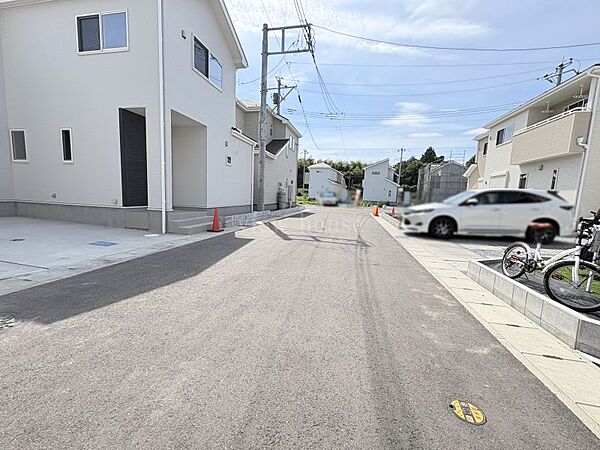 前面道路南側６ｍ 視界が開けているため防犯面でも安心感があり、運転が苦手な方でも庫入れがしやすい環境♪