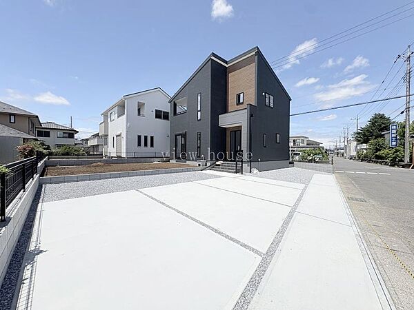 【駐車スペース】 並列駐車３台可能♪道路から平坦に繋がる広大な駐車スペースが毎日の車の出し入れを楽にします！