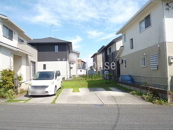 ゆとりを持って駐車できる舗装済みのカースペース。前面道路は幅員に余裕があり、視界も良く車の出し入れがスムーズです。近隣の街並みもきれいに整っており、安心して日常の運転を行っていただけます。