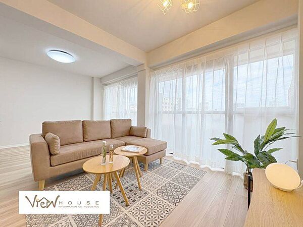 16.8畳の広々とした明るいLDK空間！リノベーションで新調された綺麗なお部屋で、大きなソファを置いてご家族でゆったり過ごせます♪