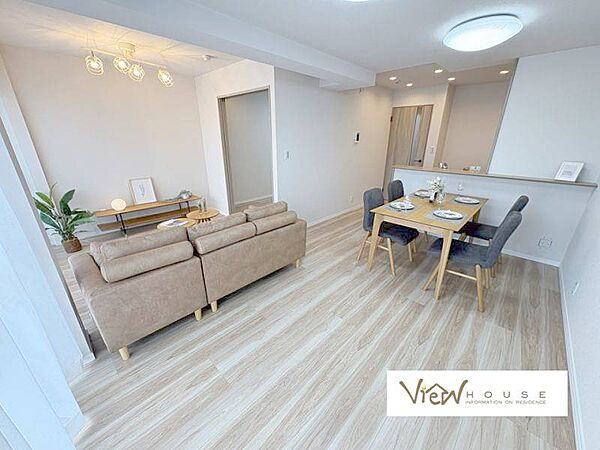 家具の配置がしやすいすっきりとしたレイアウトの居間空間！ご家族の会話が自然と弾む、開放感にあふれた居心地の良さが広がります♪