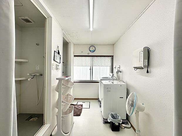 洗面室には、洗面台・シャワールーム・洗濯機置場が2台分ございます。