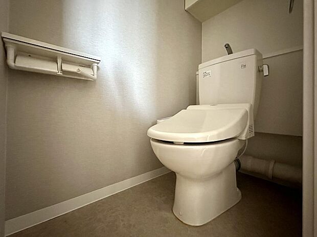 トイレです。温水洗浄便座が付属します。