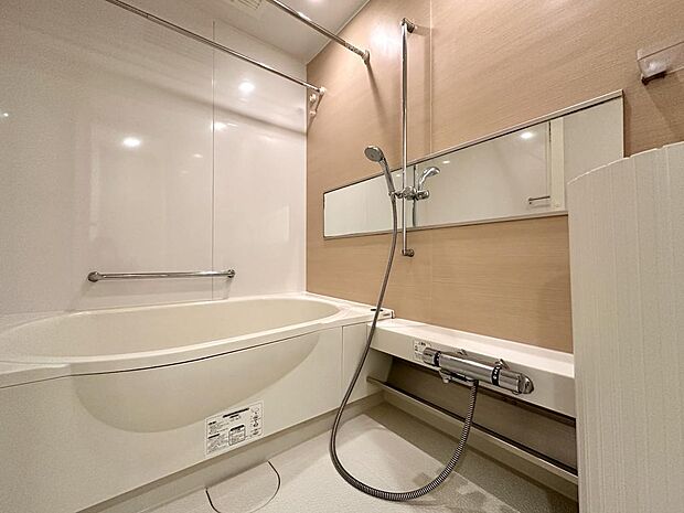バスルームには、オートバス・追焚・浴室乾燥暖房機・ミストサウナが備え付けられています。ゆったりとバスタイムを楽しめそうです♪