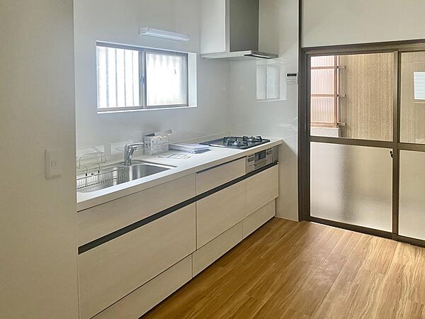 キッチンはシステムキッチンとなっておりコンロは3口ガスコンロが採用されています。