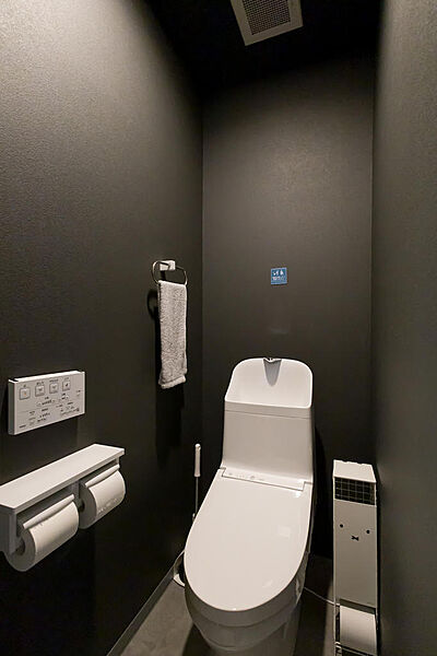 トイレです。温水洗浄便座が付属します。