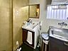 洗面：キッチン横にある洗面台はシャワー付き洗面化粧台となっています。