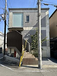 外観:地下鉄烏丸線「北大路」駅バス14分、市バス「金閣寺道」停徒歩3分、JR山陰本線「円町」駅バス8分、市バス「金閣寺道」停徒歩3分、閑静な住宅街に佇む衣笠の一邸です。 外観:地下鉄烏丸線「北大路」駅バス14分、市バス「金閣寺道」停徒歩3分、JR山陰本線「円町」駅バス8分、市バス「金閣寺道」停徒歩3分、閑静な住宅街に佇む衣笠の一邸です。