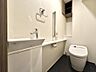 トイレ：トイレには収納やカウンターが作り付けられています。
