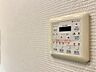設備：バスルームには浴室乾燥暖房機が付属します。雨の日・花粉の気になる時期のお洗濯や、寒い日のお風呂に大活躍します。